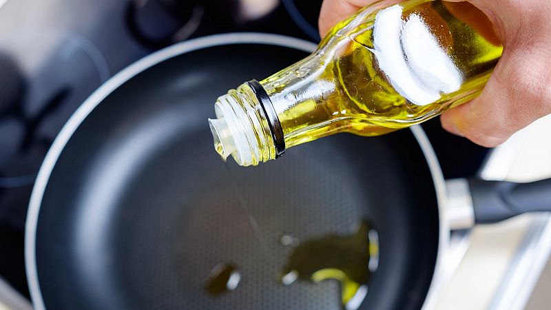 El aceite de oliva ha triplicado su precio desde 2020 y el litro ya cuesta siete euros en almazara, a lo que hay que sumar los costes de envasado y distribución.