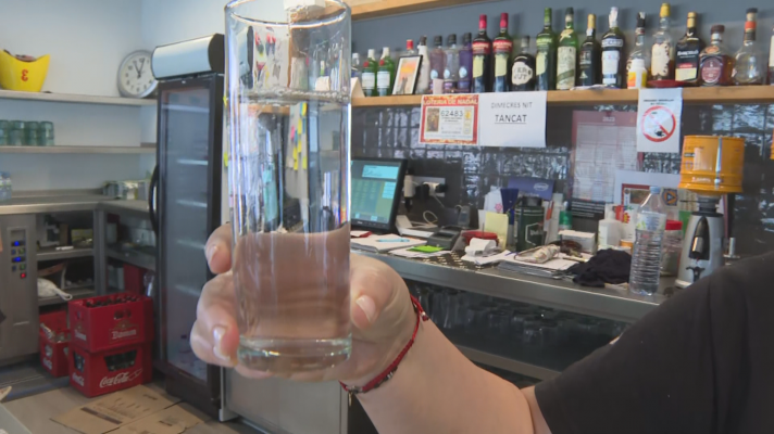 L'Informatiu - L'Ajuntament recomana les persones amb problemes de salut no beure de l'aixeta