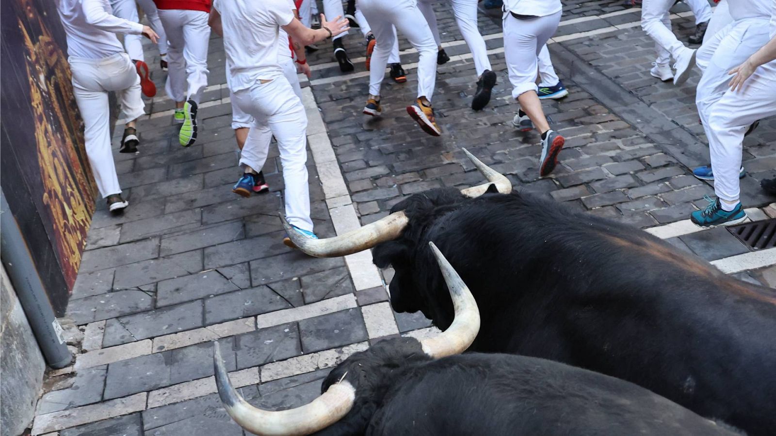 Séptimo encierro de San Fermín 2023 con una manada muy veloz de Victoriano del Río