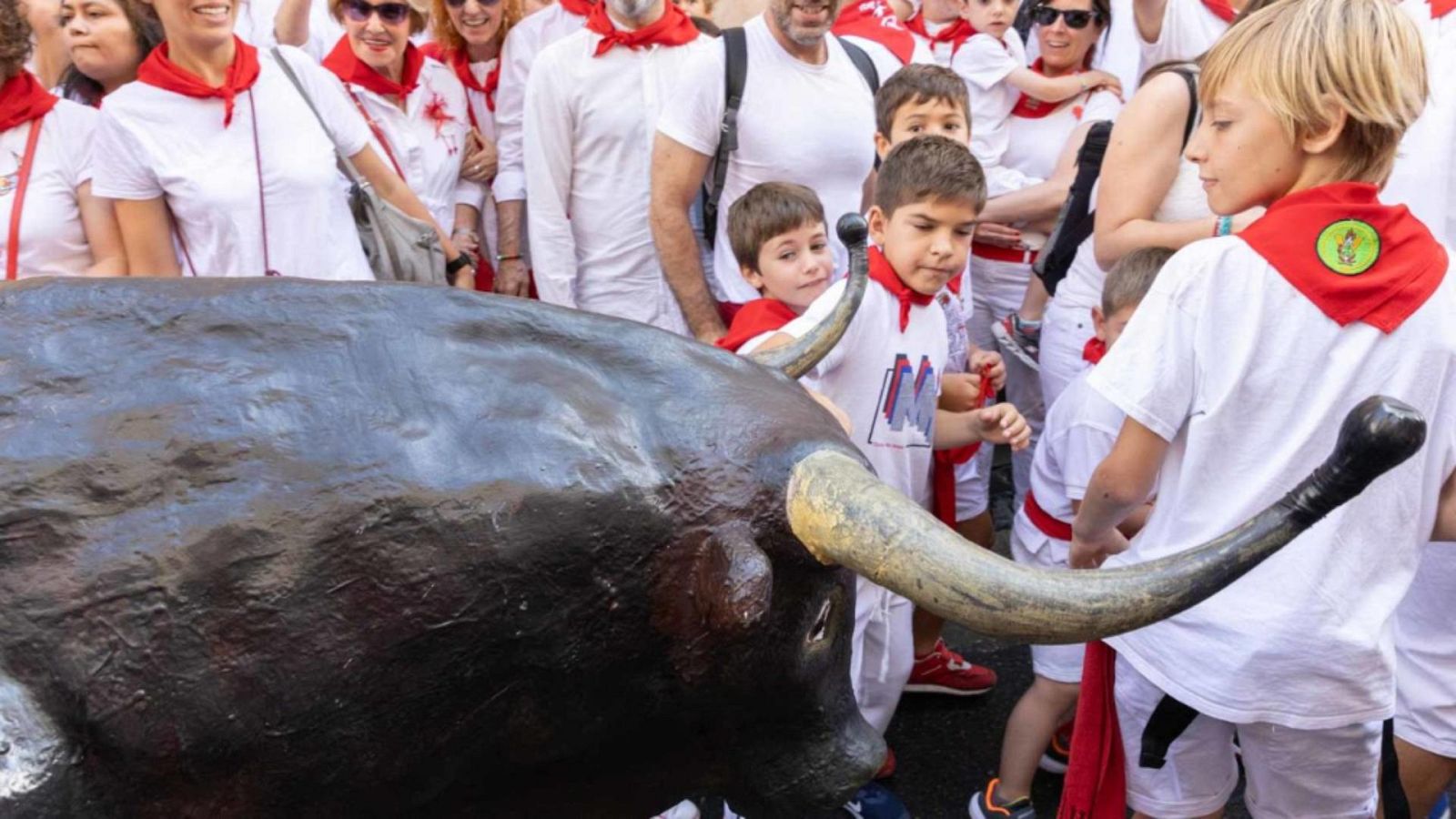El encierro txiqui: una tradición para que los más pequeños corran en San Fermín - Telediario 1 | Ver