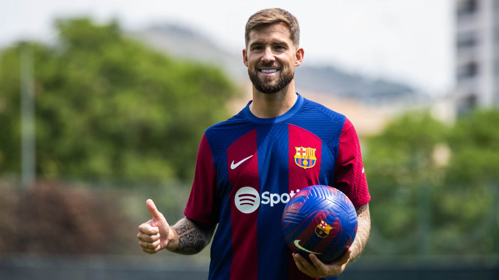 El Barça presenta a Íñigo Martínez, que ultima su recuperación 