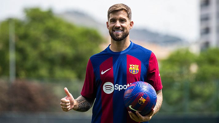 El Barça presenta a Íñigo Martínez, en fase de recuperación
