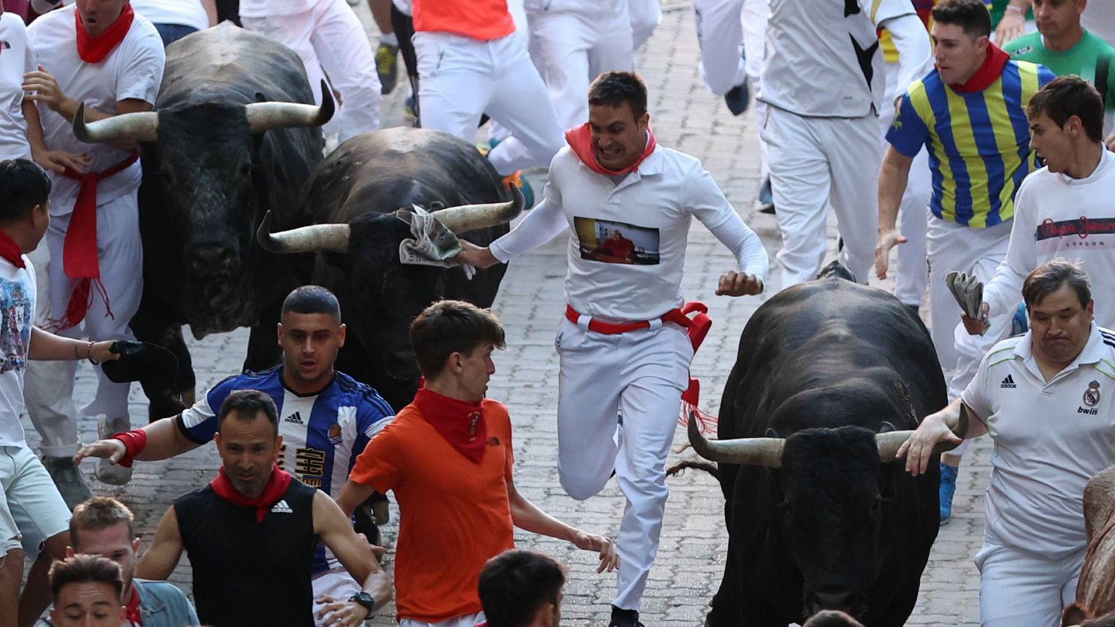 Último encierro de San Fermín 2023 vistoso con tres toros adelantados