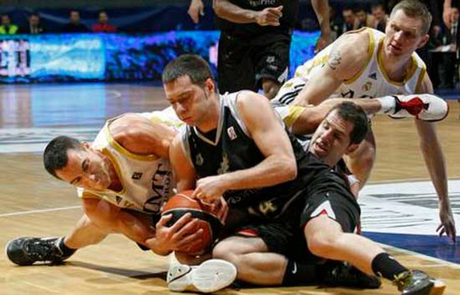 Con un gran Axel Hervelle, el Bizkaia Bilbao Basket logró salir de los puestos de descenso al sorprender a domicilio a un Real Madrid que no pudo evitar el empuje del equipo vizcaíno tras el descanso (80-87).