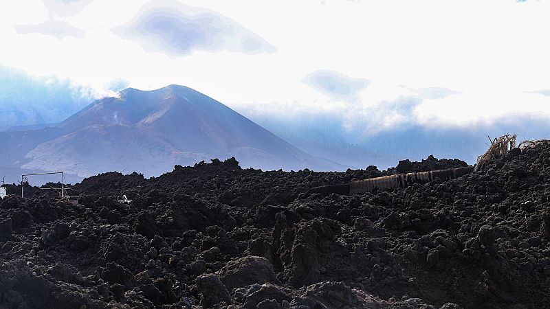 Agricultores en La Palma empiezan a reconstruir sus fincas: "Hace 15 d�as era pura lava"   