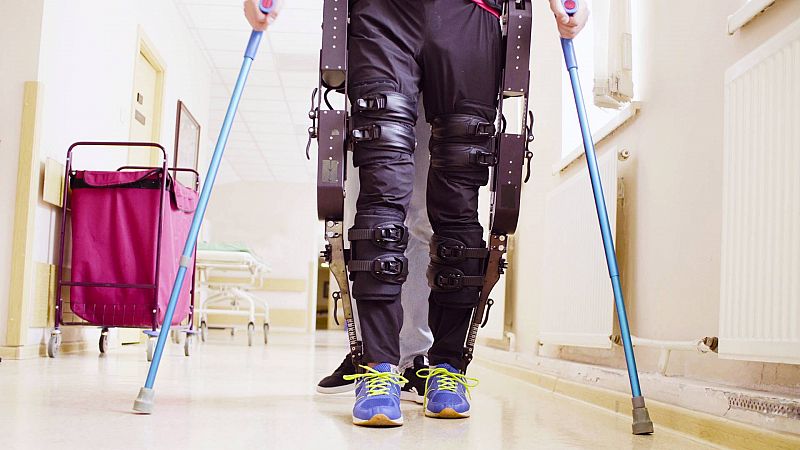 Un exoesqueleto consigue que un médico con discapacidad pueda operar durante horas    