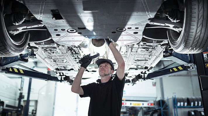 Telediario 1 - El trabajo se acumula en los talleres de automóviles antes de la nueva operación salida