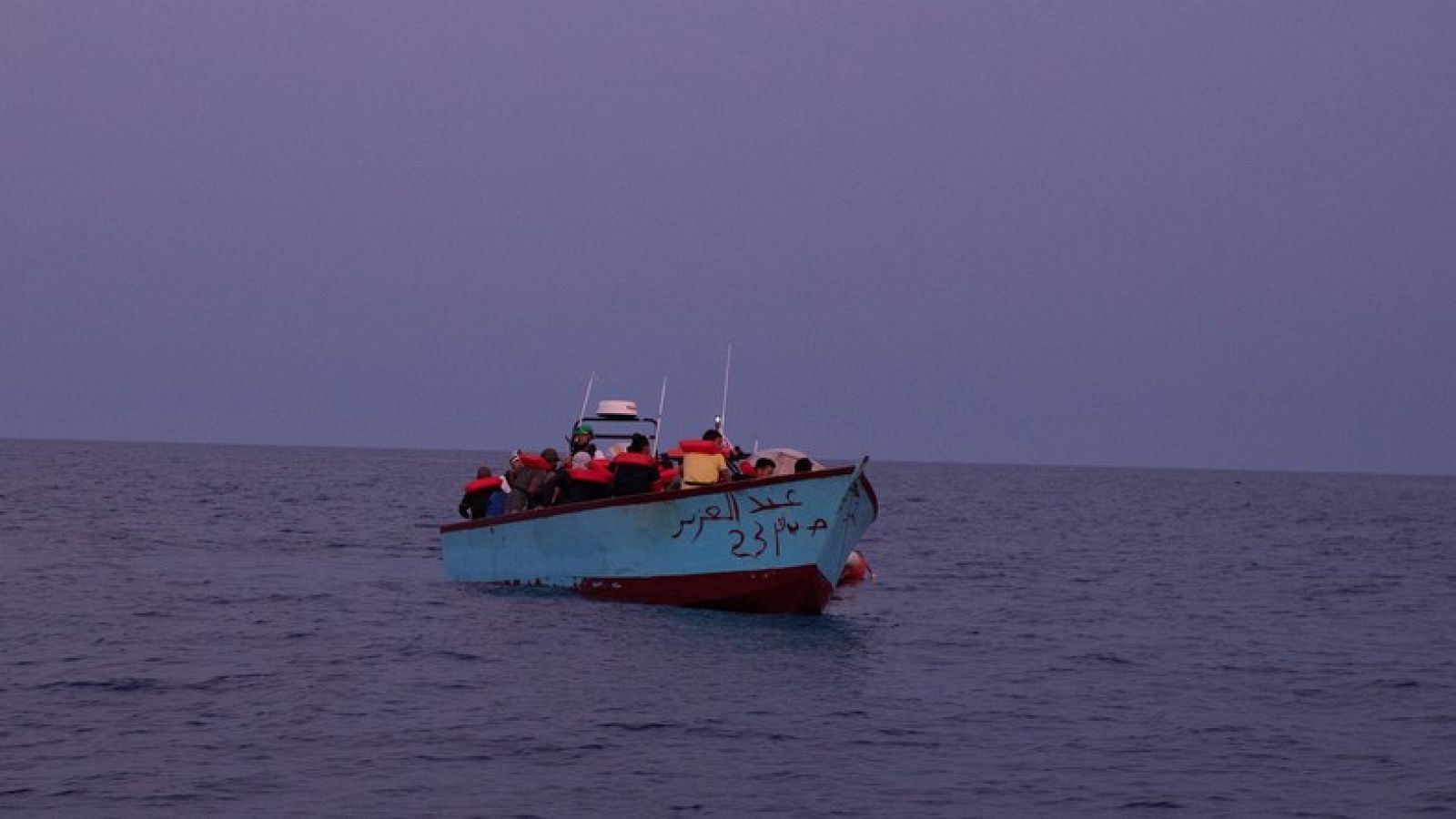 Rescatan a 41 migrantes frente a las costas de Libia