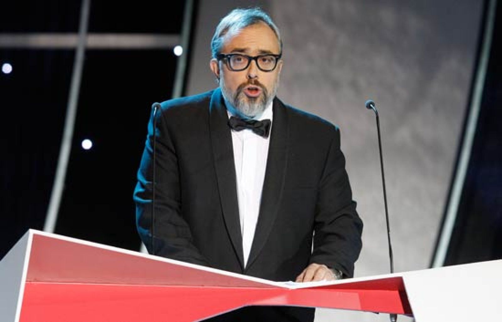 El presidente de la Academia de Cine, Álex de la Iglesia, pidió hoy, durante su discurso en la entrega de los premios Goya, "humildad" al mundo del cine y reclamó el compromiso de las televisiones "para poder producir el cambio y que el cine pueda existir en España".
