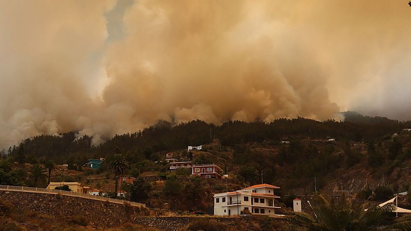 El incendio de La Palma avanza sin control y quema miles de hectáreas