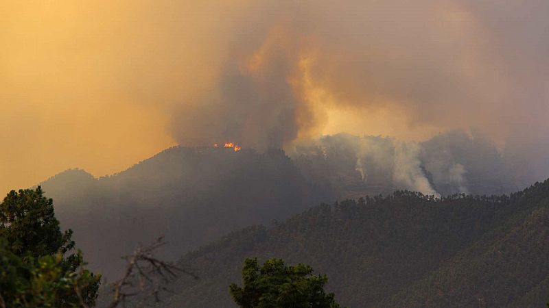 El incendio en La Palma continúa avanzando y provocando nuevos desalojos