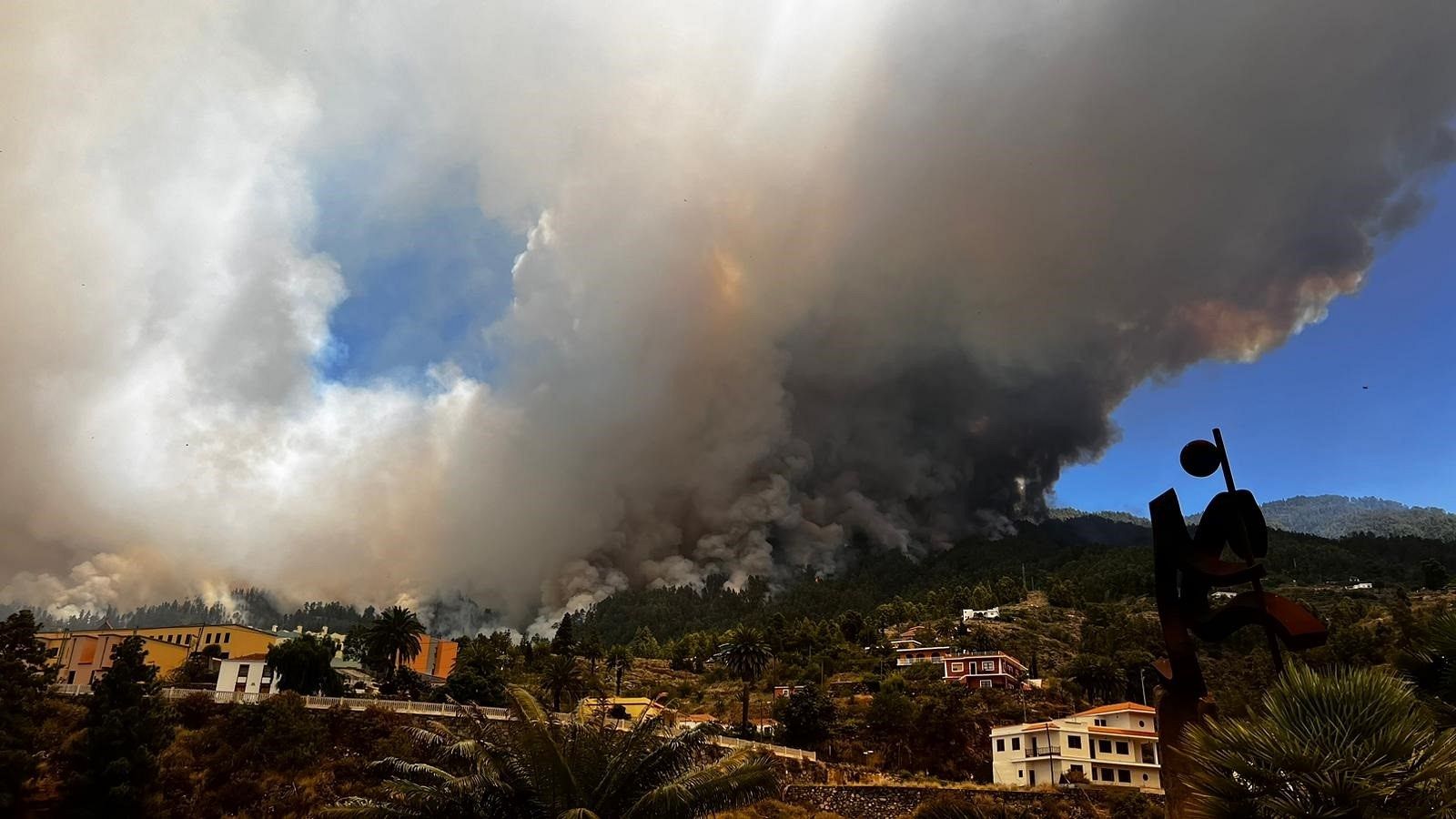 Las llamas avanzan lentamente pero sin control en La Palma