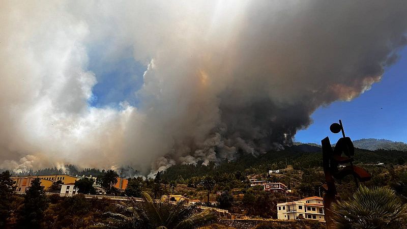 Las llamas avanzan lentamente pero sin control en La Palma