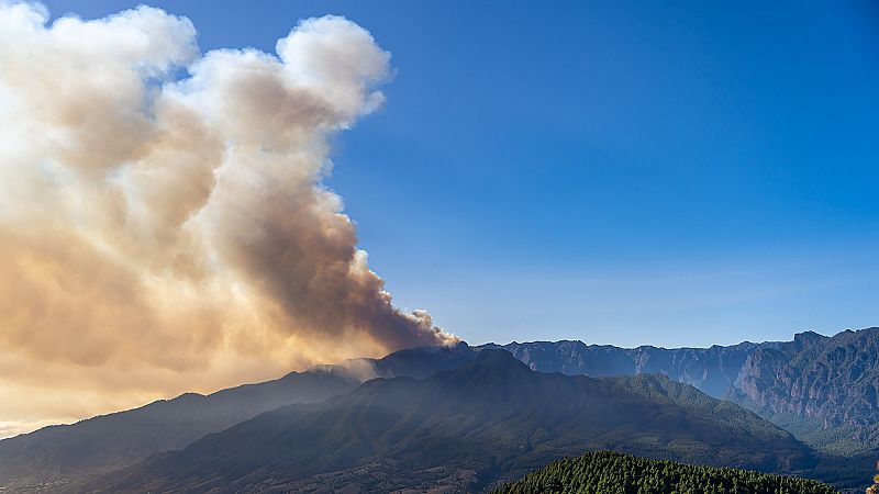 El fuego en La Palma avanza sin control