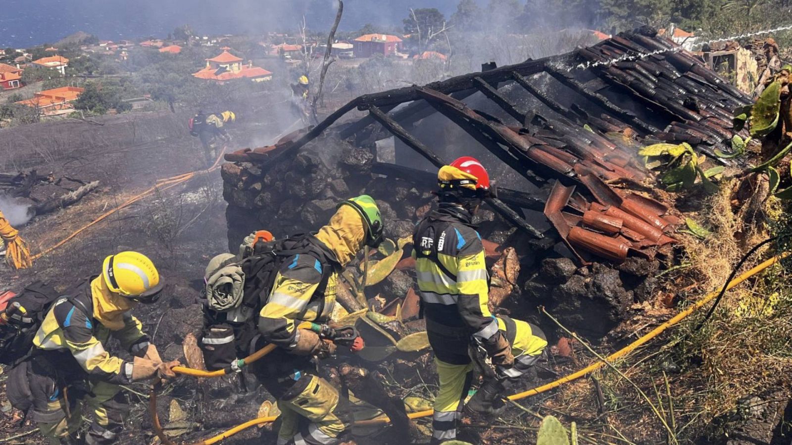 El incendio de La Palma frena su avance pero alcanza la Caldera de Taburiente