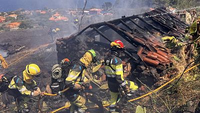 El incendio de La Palma frena su avance pero alcanza la Caldera de Taburiente