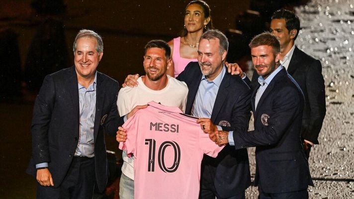 Leo Messi, presentado ante 20.000 fans en Miami y con tormenta incluida