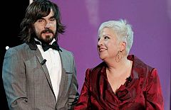Una ciudadana anónima entrega el premio al mejor largo documental
