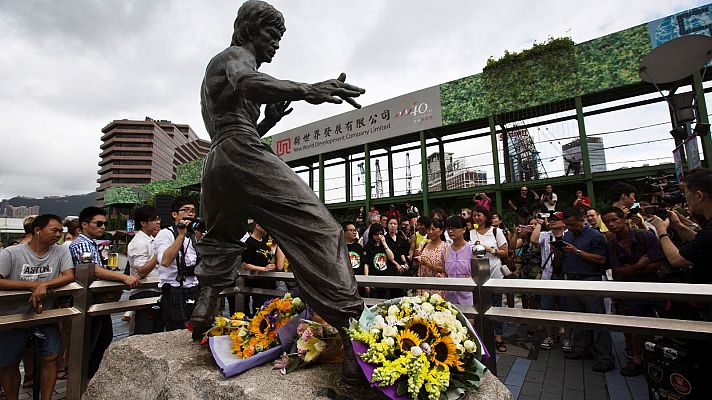La tarde en 24h - Se cumplen 50 años de la muerte de Bruce Lee, el actor que popularizó las artes marciales en Hollywood