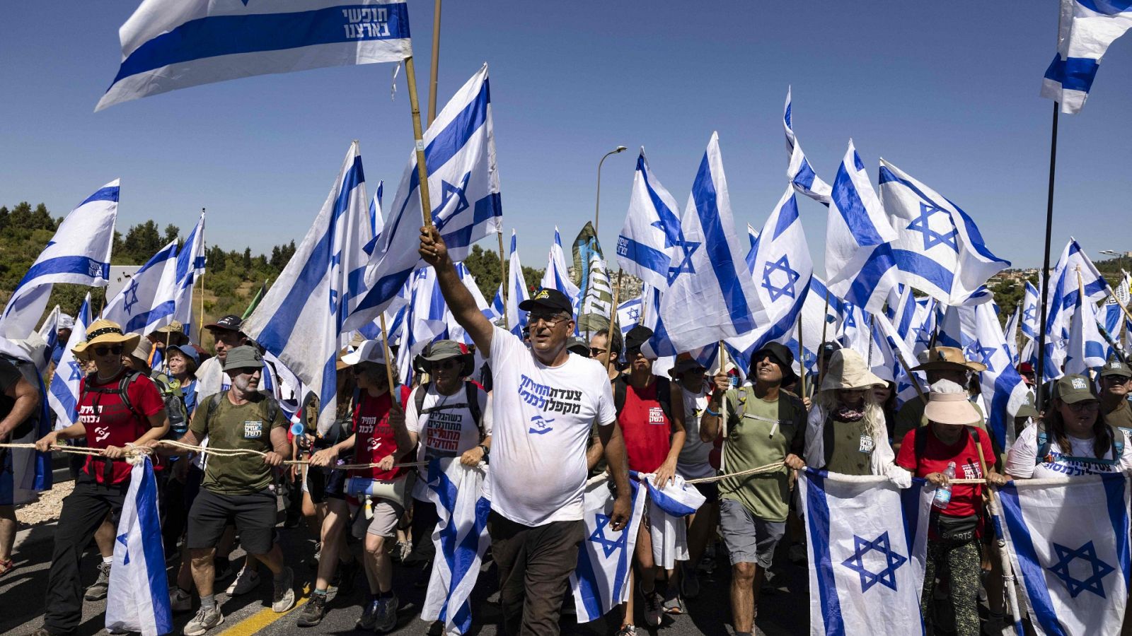 Este sábado, decenas de miles de manifestantes en Jerusalén han marchado hacia el Parlamento para protestar contra la reforma judicial impulsada por Benjamín Netanyahu.