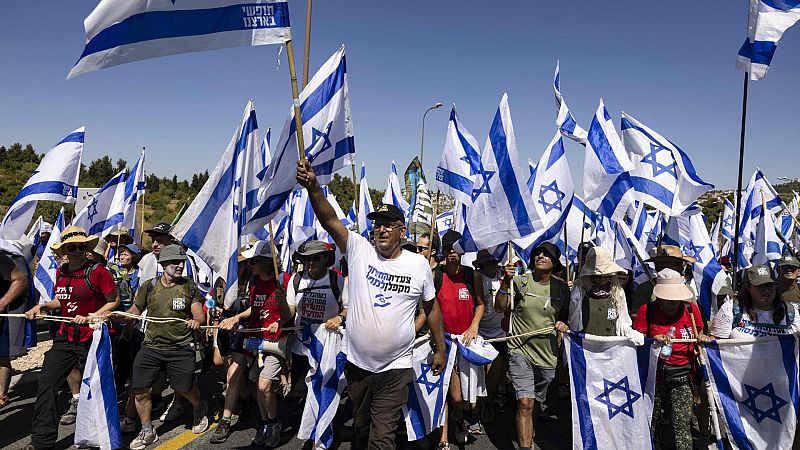 Este sábado, decenas de miles de manifestantes en Jerusalén han marchado hacia el Parlamento para protestar contra la reforma judicial impulsada por Benjamín Netanyahu.