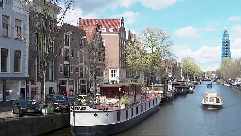 Ámsterdam se ha convertido en la primera ciudad que prohíbe por completo el acceso de los cruceros a la terminal del centro de la capital, una medida con la que busca terminar con el turismo de masas.