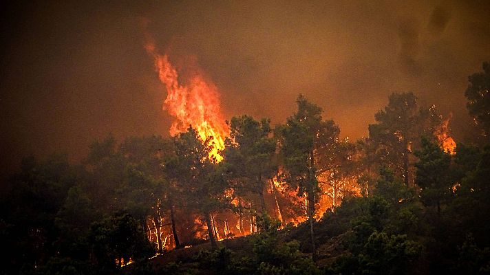 Un gran incendio asola la isla griega de Rodas