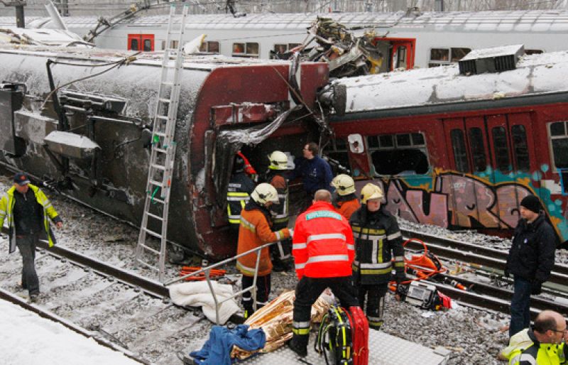 Al menos 20 personas han muerto en un choque de dos trenes a las afueras de Bruselas.  
