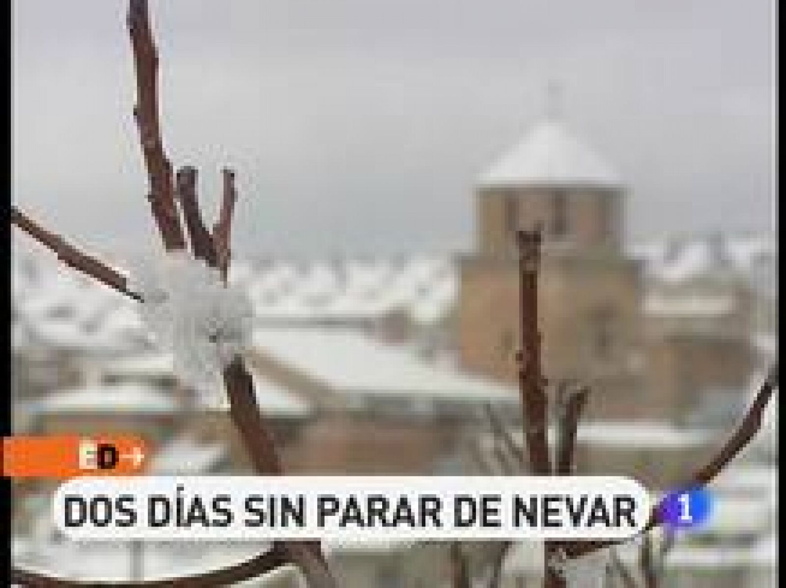 Es el invierno más blanco de los últimos años en Sierra Mágina (Jaén). Y el pueblo, envuelto en nieve, un regalo para la vista. Dos días de intensas nevadas han dado paso a un día soleado que nos ofrece las más bellas y blancas postales.