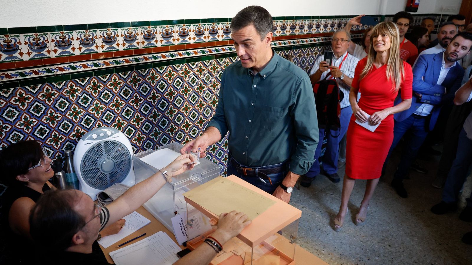 Sánchez, el primer candidato en votar, anima a la participación: "Tengo buenas vibraciones"