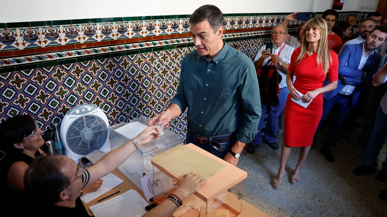 Sánchez, el primer candidato en votar, anima a la participación: "Tengo buenas vibraciones"