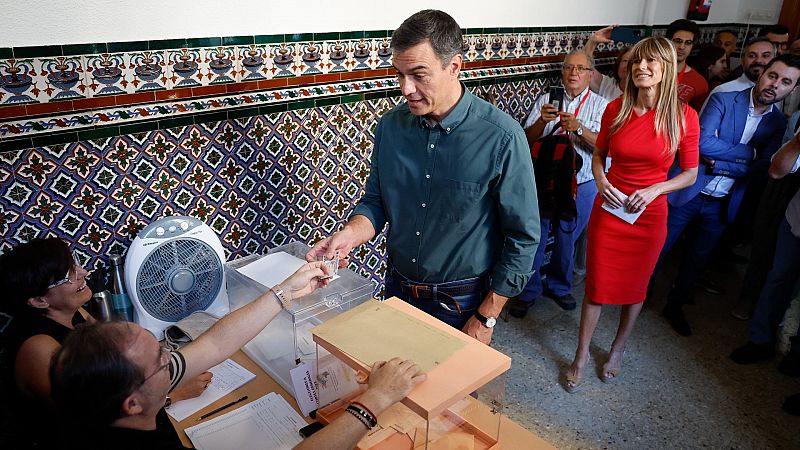 Snchez, el primer candidato en votar, anima a la participacin: "Tengo buenas vibraciones"