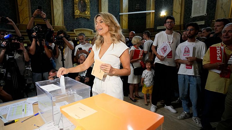 Díaz vota y anima a la ciudadanía a participar: "Nos jugamos levantarnos mañana con más derechos"