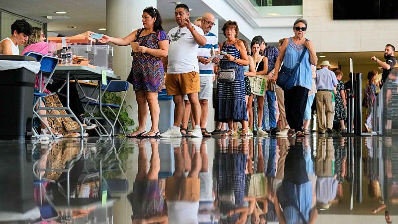 Colas a primera hora de la mañana en los colegios para votar en el 23J