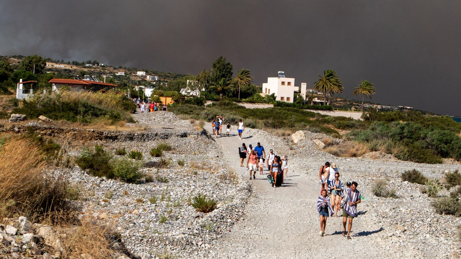 Gran incendio en Rodas, Grecia: logran evacuar a 2.000 personas fuera de la isla