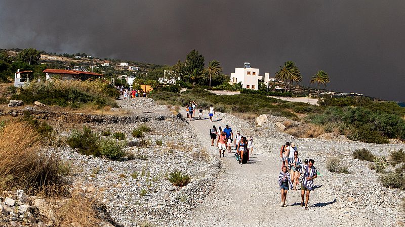 En el incendio que azota la isla griega de Rodas, el Gobierno de Grecia asegura que ha dado refugio a 30.000 personas y ha conseguido evacuar a otras 2.000 fuera de la isla.