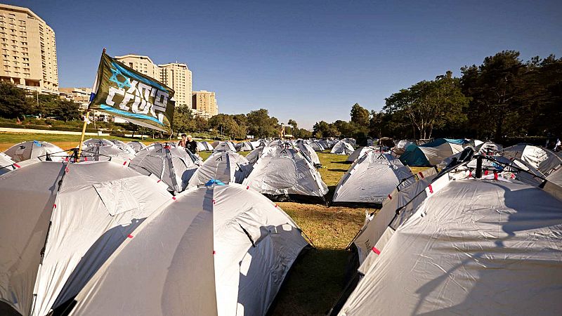 El Parlamento de Israel debate la reforma judicial frente a miles de protestantes acampados