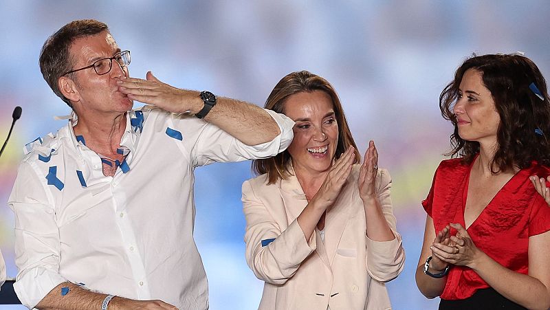 Seguidores del PP interrumpen el discurso de Feijóo en Génova al grito de "Ayuso, Ayuso"