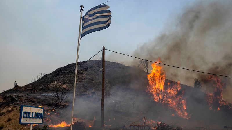 El fuego arrasa varias islas griegas, donde ya hay más de 30.000 evacuados