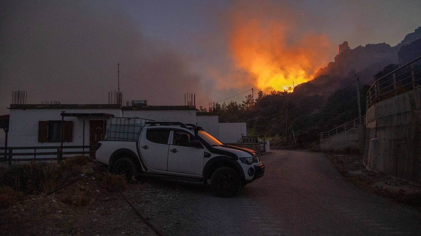 El fuego se ceba con la isla de Rodas en Grecia