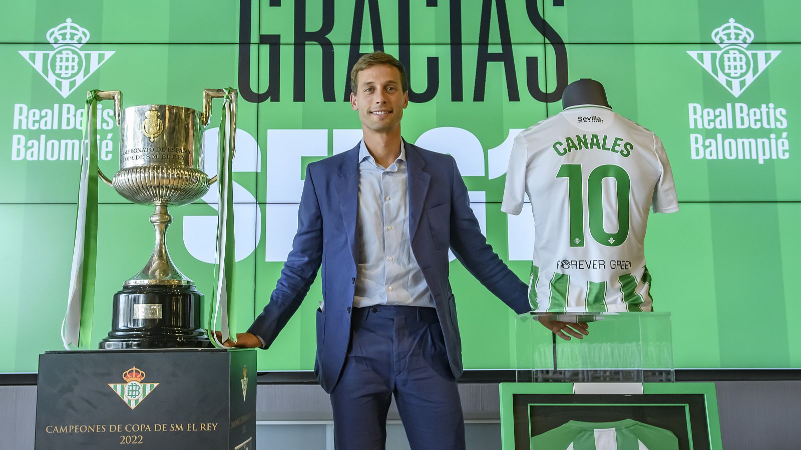 Canales se despide entre lágrimas del Betis y pone rumbo a México