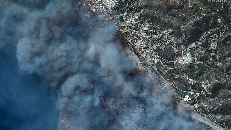 El fuego arrasa 13.000 hectáreas de la isla de Rodas y hay miles de turistas y residentes desalojados - Ver ahora