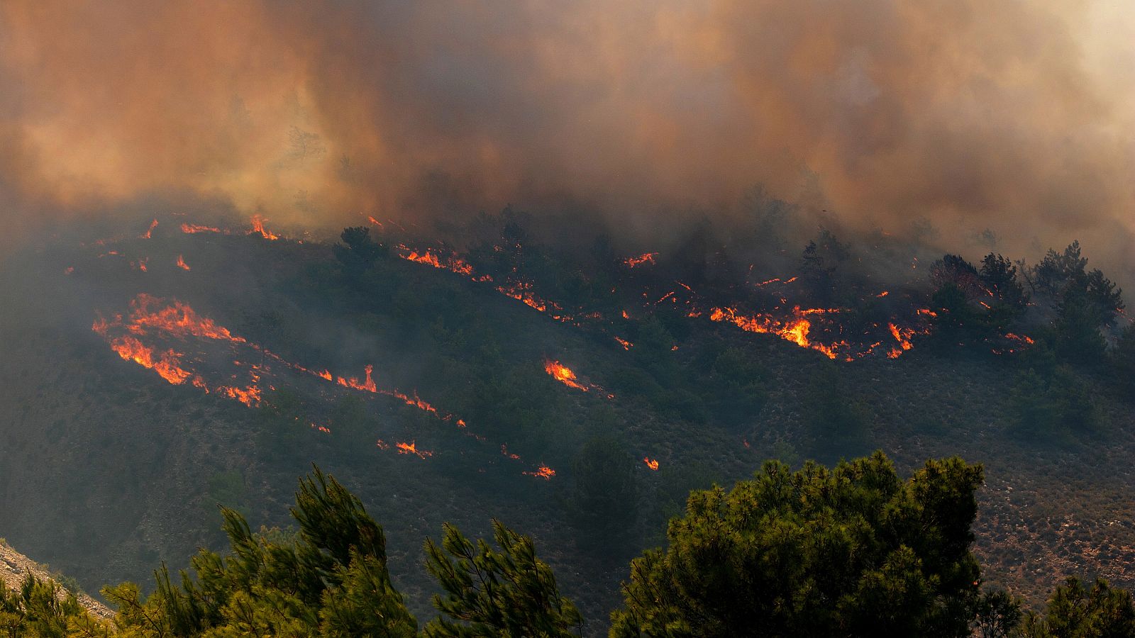 Un ganadero desaparecido y 3.000 turistas evacuados de Corfú en el tercer día de incendios en Grecia
