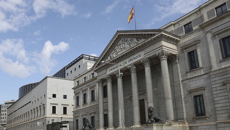 Mientras que los sindicatos se congratulan de que Vox no sea decisivo para la formación de gobierno, la patronal de empresas asegura que lo que necesita el país ahora son grandes consensos.