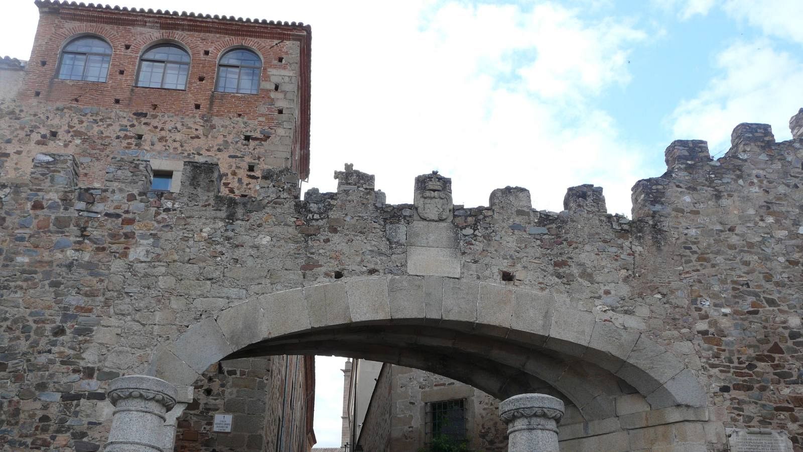 Aparecen varias flechas pintadas en los edificios de Cáceres 