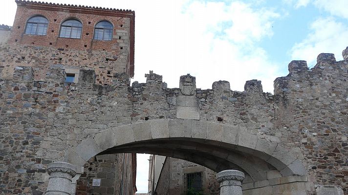 Aparecen varias flechas amarillas pintadas en los edificios históricos de Cáceres