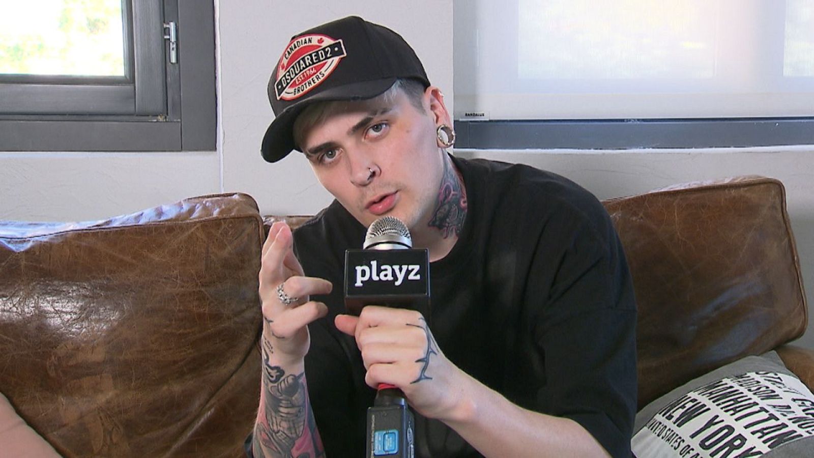 Lit Killah reaccionando a tweets de los fans