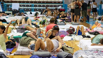 Cientos de turistas han sido evacuados por los incendios: "El fuego llegaba a las carreteras y había coches prendidos"