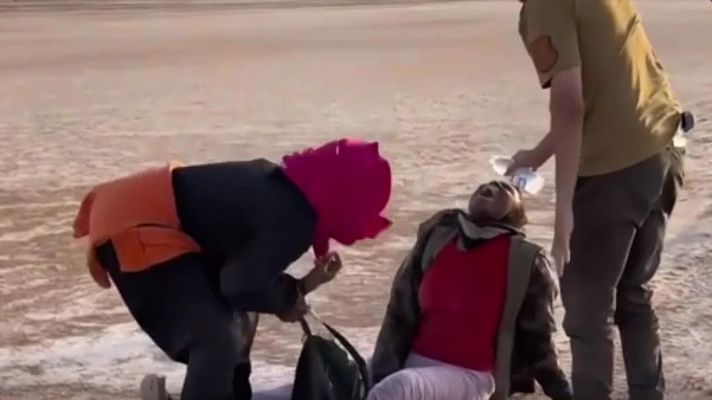 Telediario 1 - Miles de migrantes están en el desierto entre Túnez y Libia sin agua ni comida