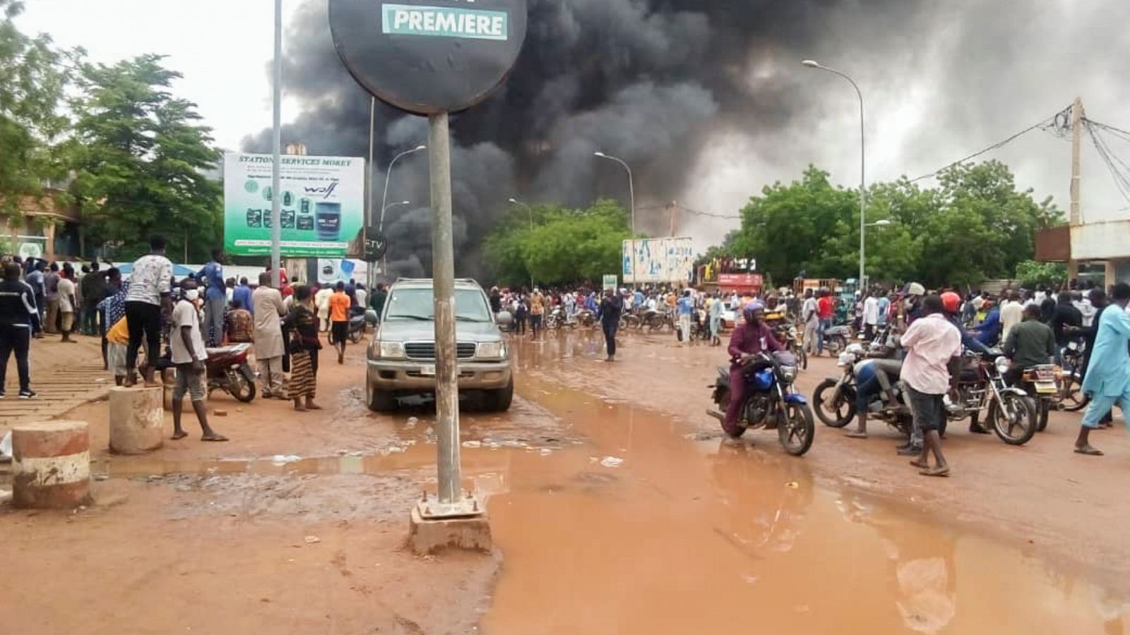 Toque de queda para frenar saqueos en el golpe de Estado en Níger